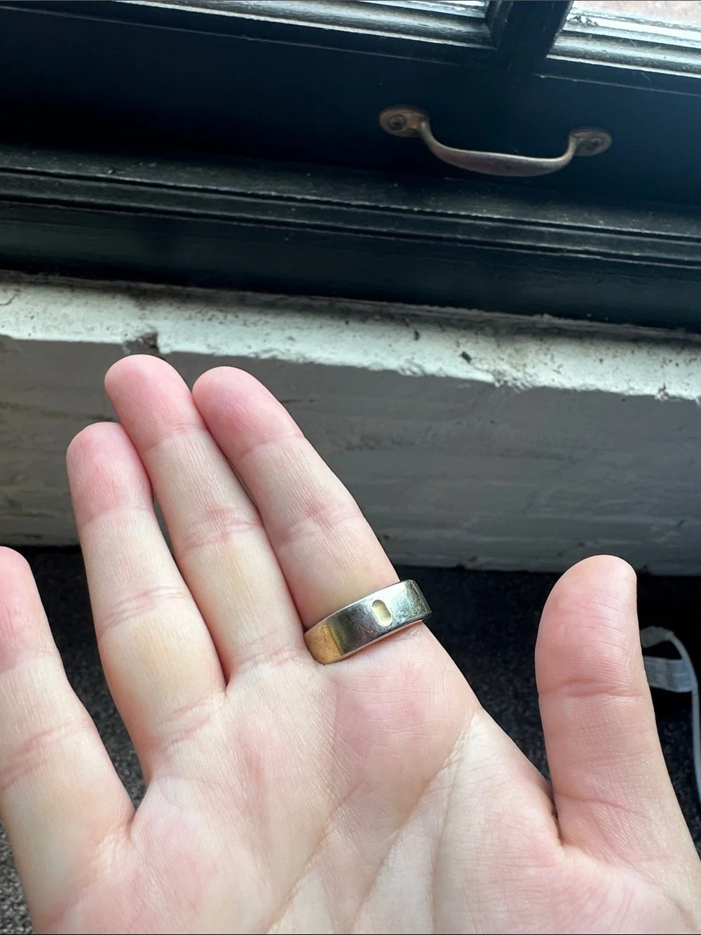 Oura Gold Ring & Charger - Sz 8